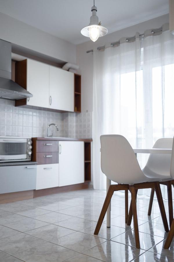 Central Apartment With Parking Larissa Exteriör bild